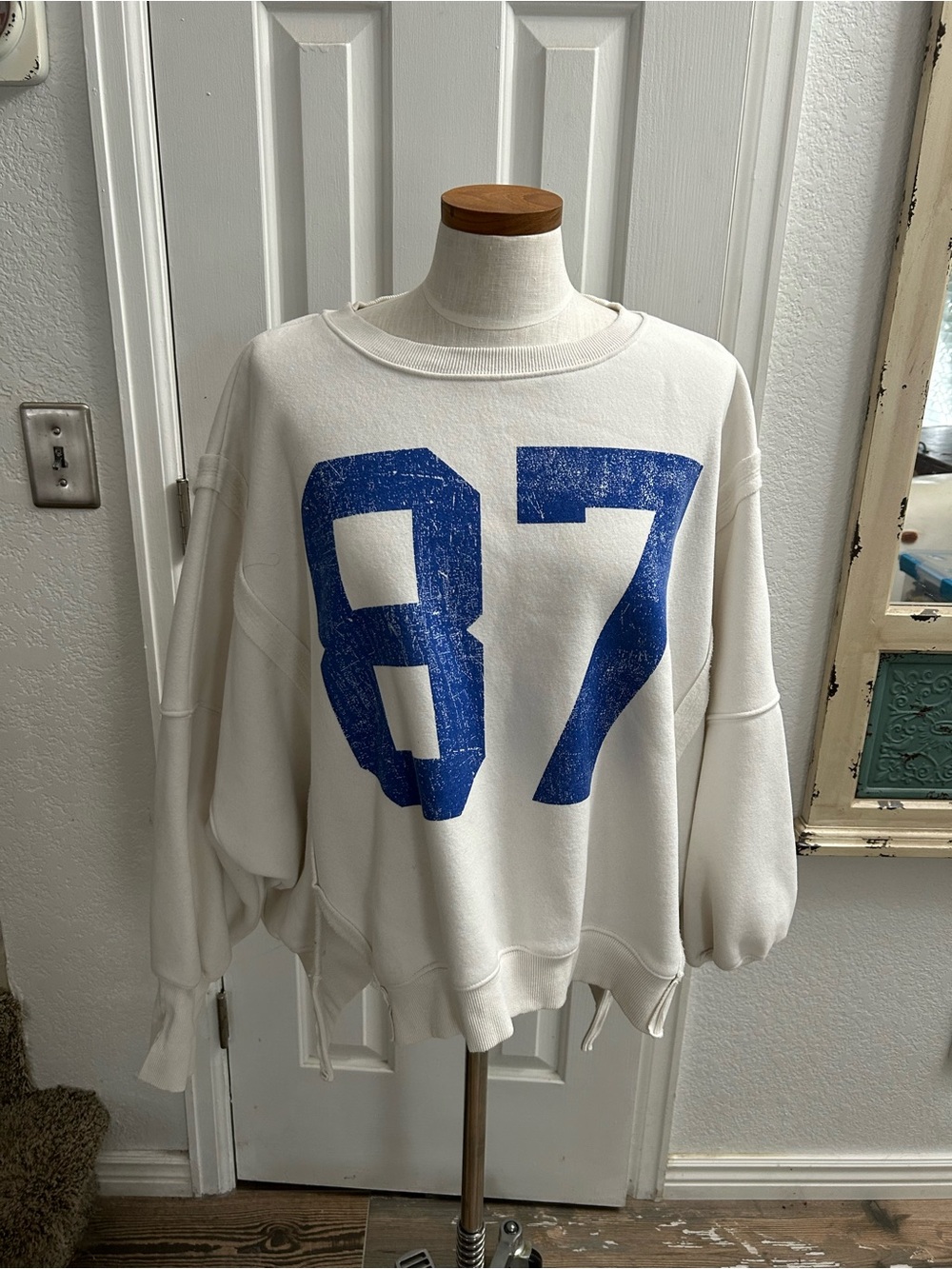 ARULA White Crewneck Sweatshirt with Distressed Blue 87 Graphic